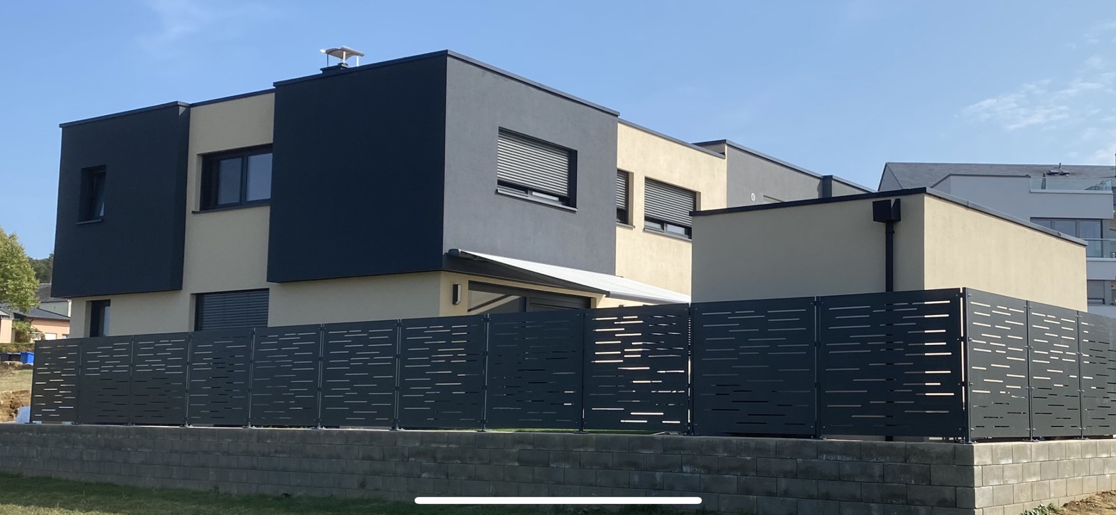 Recinzione metallica con design moderno e feritoie decorative