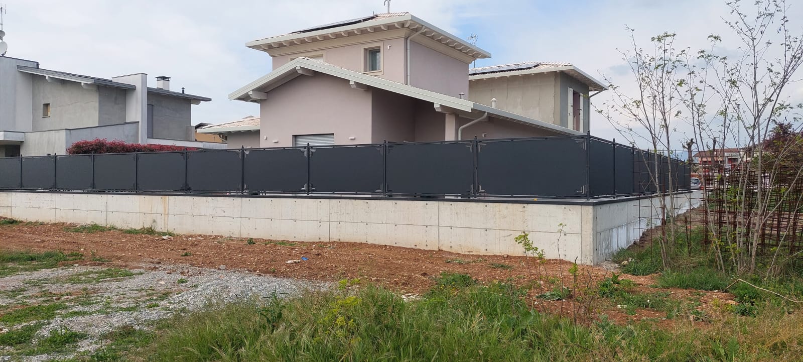 Recinzione residenziale con pannelli in acciaio verniciato