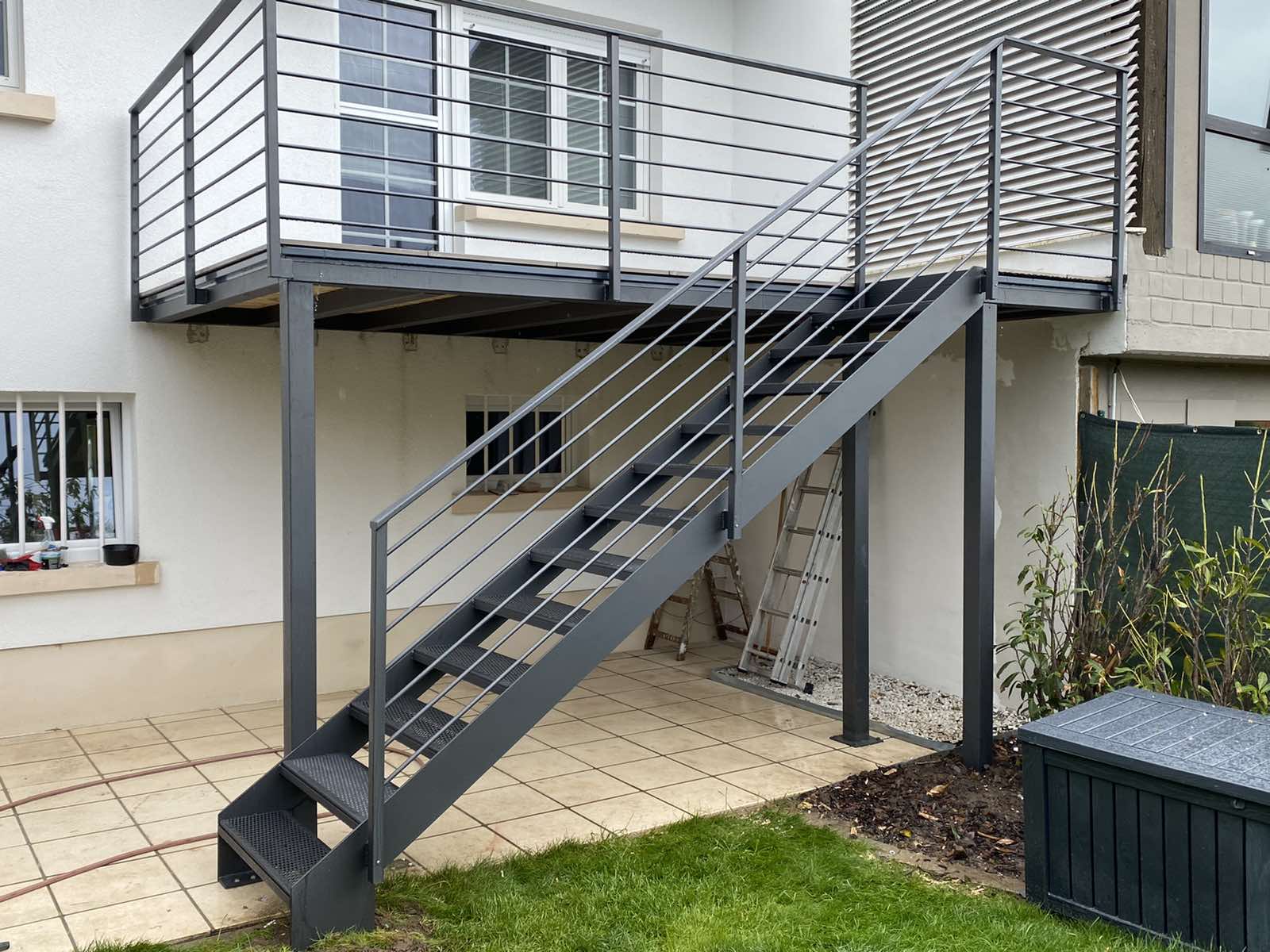 Scala esterna in metallo con balcone realizzata da MZ Carpenterie