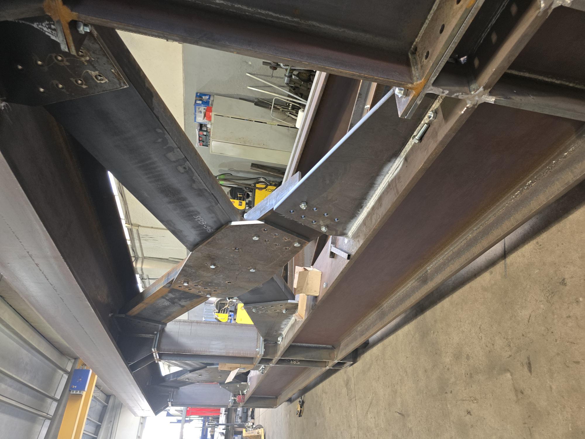 Dettaglio di struttura metallica con giunzioni bullonate