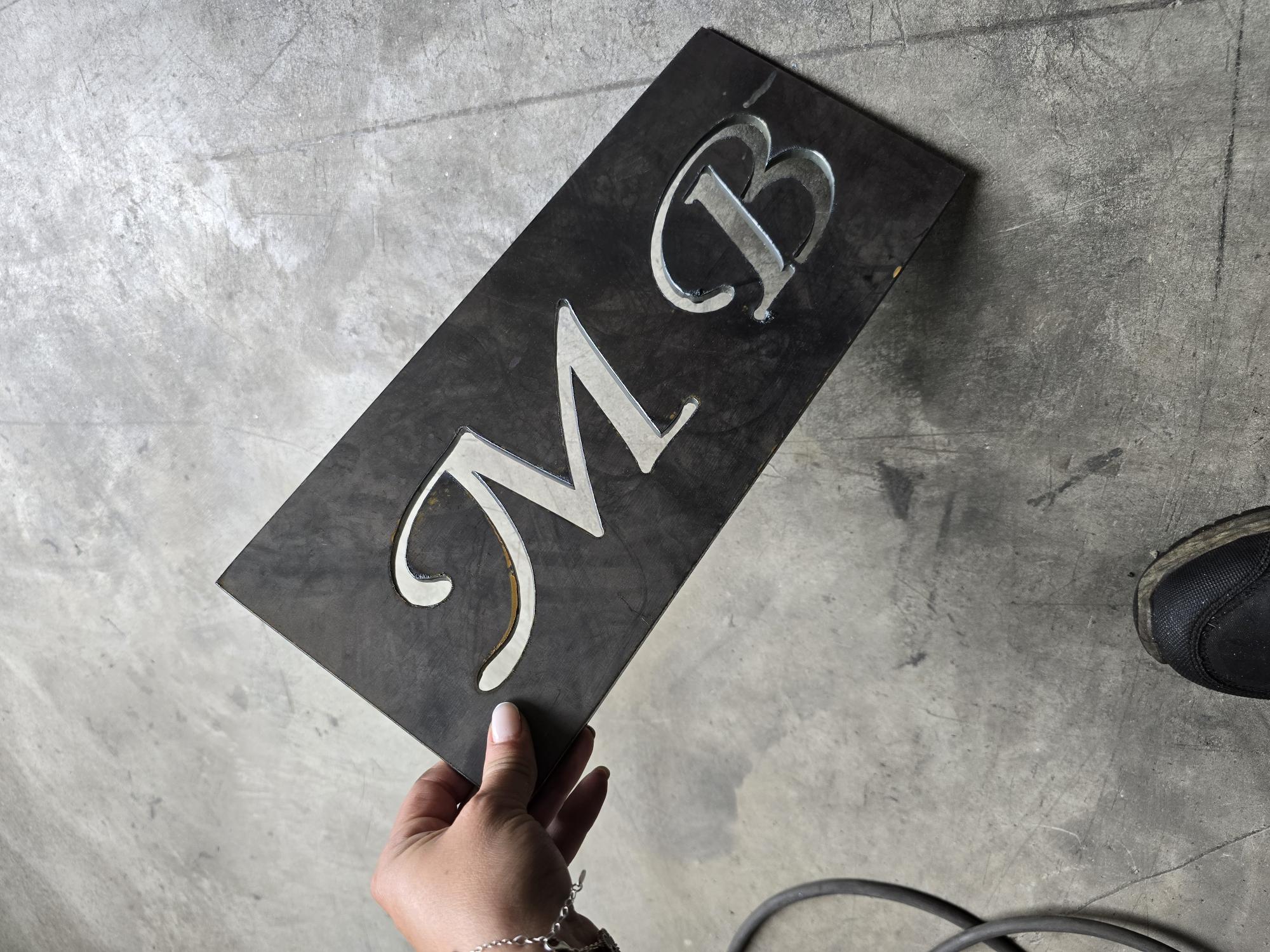 Lettere in metallo realizzate con taglio a plasma