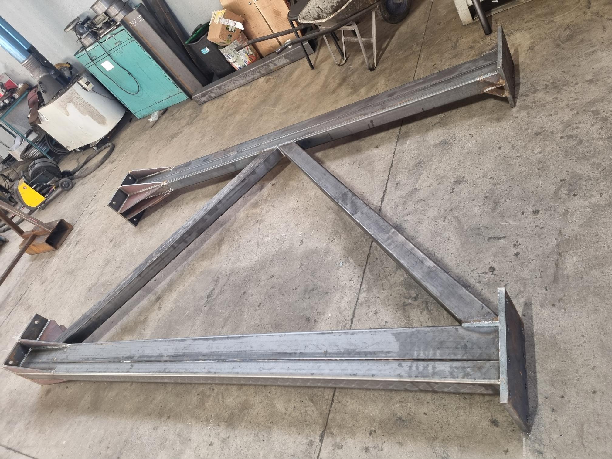 Operai al lavoro nella carpenteria MZ durante una lavorazione su strutture metalliche